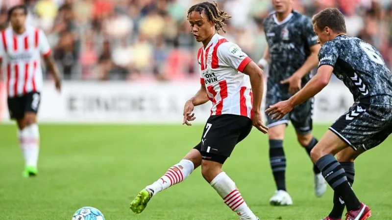 超越球场：人格魅力与职业精神